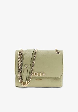 Sac à main Guess vert clair avec motif de logo en relief, bandoulière chaîne dorée et fermoir doré sur le rabat avant.