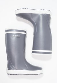 Bottes de pluie en caoutchouc gris avec des accents et un logo blancs, présentant une texture lisse, un design à tige haute et des semelles robustes pour l'adhérence.