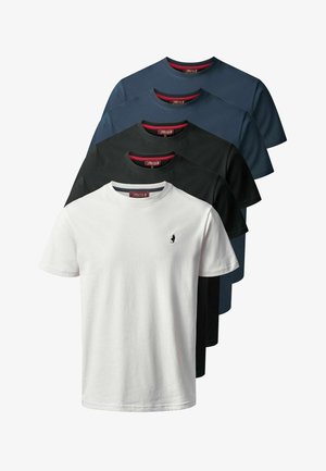 Öt rövid ujjú póló egymásra halmozva: fehér, fekete, tengerészkék, sötétszürke és világosszürke. Mindegyiken környakkivágás és egy kis logó található.