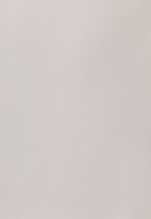 Hvidt bomuldsstof, glat tekstur, let reflekterende overflade, jævn finish uden synlige mønstre eller pynt.