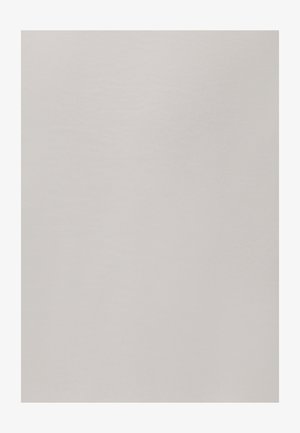 Valge puuvillane kangas, sile tekstuur, kergelt läikiv pind, ühtlane viimistlus ilma nähtavate mustrite või kaunistusteta.