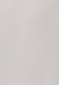 Weißer Stoff mit glatter Textur und leichtem Glanz, der eine einheitliche Farbe aufweist und keine sichtbaren Muster oder Details hat.