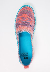 Wsuwane buty z koralowo-fioletowym wzorem plecionym, turkusową wewnętrzną wkładką i turkusowymi przeszyciami na białym tle.