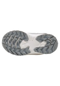 Vit idrottssko sula med en texturerad grå gummiyttersula; har djupa spår och flera mönster för grepp.