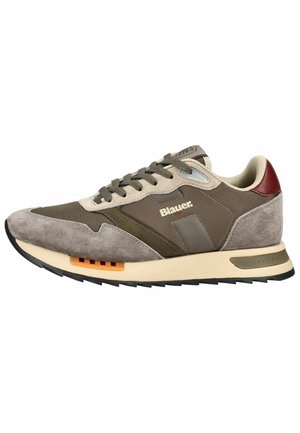 Afslappet lavt sneaker i brune og beige nuancer med ruskindspaneler, mørke snørebånd, en rød hælaccent og "Blauer" logo på siden.