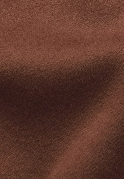 Textură moale de țesătură maro cu fibre fine și variații ușoare de lumină care creează umbre subtile și profunzime.