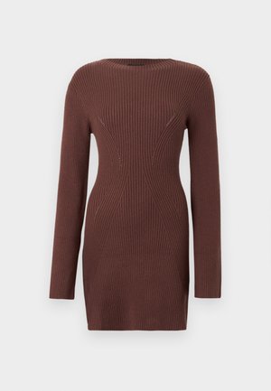 Vestido de malha canelada castanho, com mangas longas, cintura ajustada e decote redondo em fundo liso.