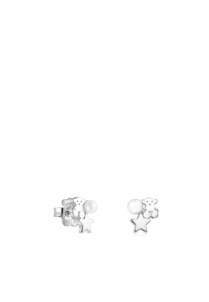 Orecchini a stud in argento con un design che rappresenta un orso e una stella, accentuati da una perla bianca lucida. Texture liscia con forme giocose.