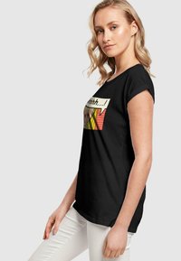 Merchcode SILENT SIGN COMIC EXTENDED SHOULDER  - T-shirts med print - black