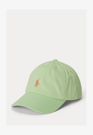 Ανοιχτοπράσινο καπέλο μπέιζμπολ από βαμβάκι, με καμπύλη γείσο και πορτοκαλί κεντημένο λογότυπο ενός αναβάτη πάνω σε άλογο στο μπροστινό μέρος.