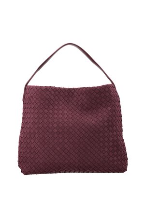 Stor bordeaux håndtaske med flettet lædermønster og en enkelt skulderrem, vist mod en ensfarvet hvid baggrund.