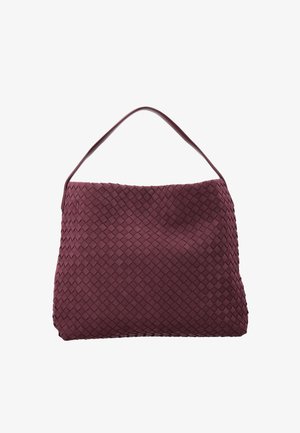 Nagy bordó kézitáska, fonott bőr mintával és egy vállpánttal, egyszínű fehér háttér előtt bemutatva.