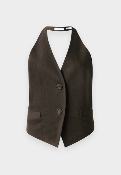 Brauner ärmelloser Pullover aus strukturiertem Stoff, mit tiefem V-Ausschnitt, zwei Fronttaschen und zwei schwarzen Knöpfen an der Vorderseite.