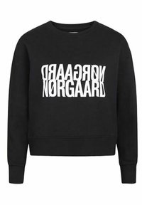 Sudadera negra de manga larga y cuello redondeado. Presenta un gran texto blanco invertido que dice "NORGAA RD" en la parte frontal.