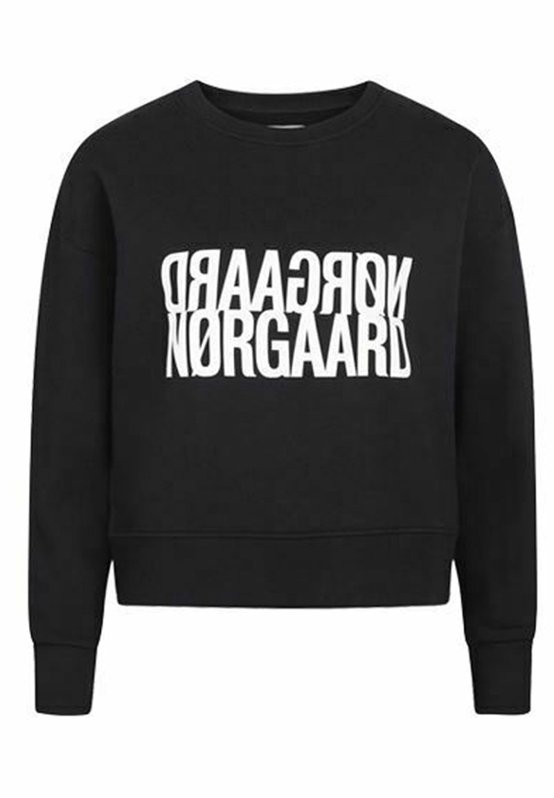 Sudadera negra de manga larga y cuello redondeado. Presenta un gran texto blanco invertido que dice "NORGAA RD" en la parte frontal.