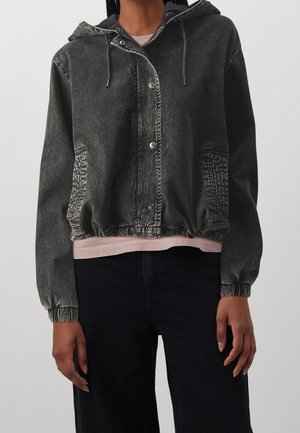 Chaqueta de denim gris oscuro con capucha, botones de presión en el frente, puños elásticos y dos bolsillos laterales. Presenta una textura ligeramente desgastada.