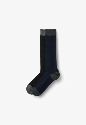 Calze di cotone nere e blu scuro, con texture a costine, dotate di dettagli grigi ai polsini e aree rinforzate per il tallone e le punte.