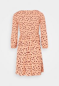 Robe pêche longueur genou avec manches longues et taille froncée, présentant un petit motif floral rouge foncé, vue de dos.