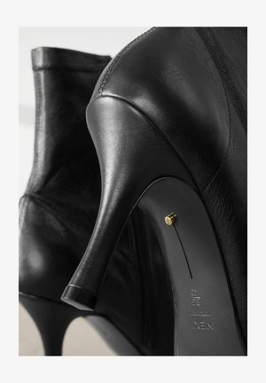 Next, REGULAR FIT - Členkové čižmy na vysokom opätku - black leather