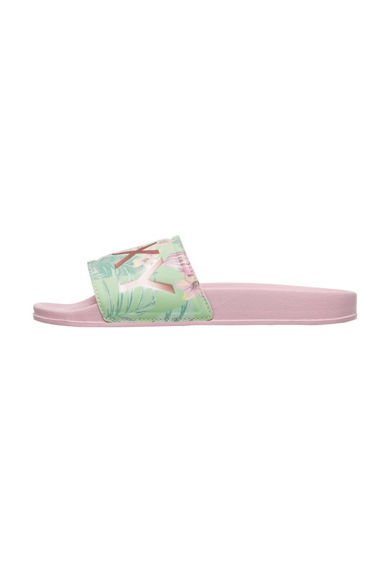 Slidesandalen met een groene bloemendruk op de band en een roze basis. Gladde textuur, open teen ontwerp en lichte constructie.