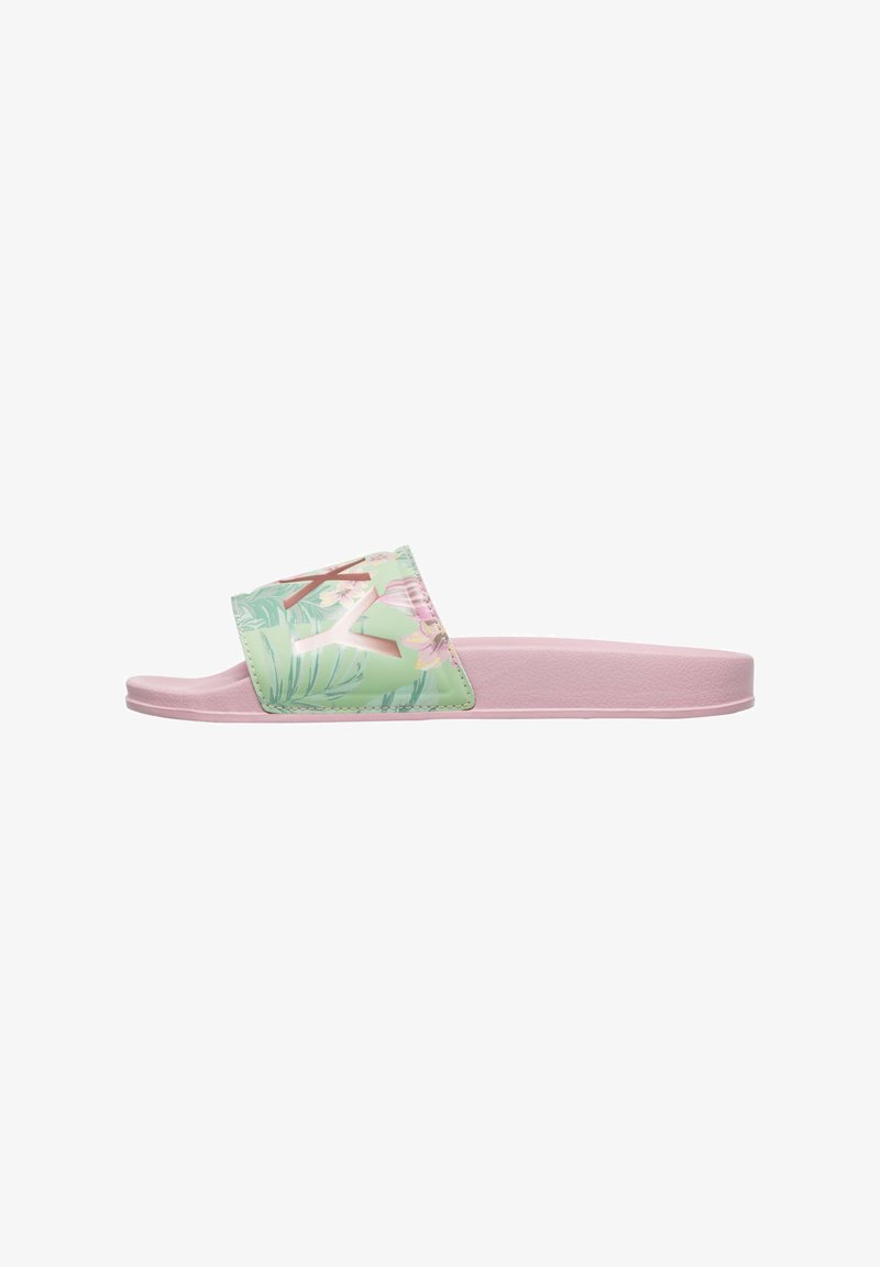 Slidesandalen met een groene bloemendruk op de band en een roze basis. Gladde textuur, open teen ontwerp en lichte constructie.