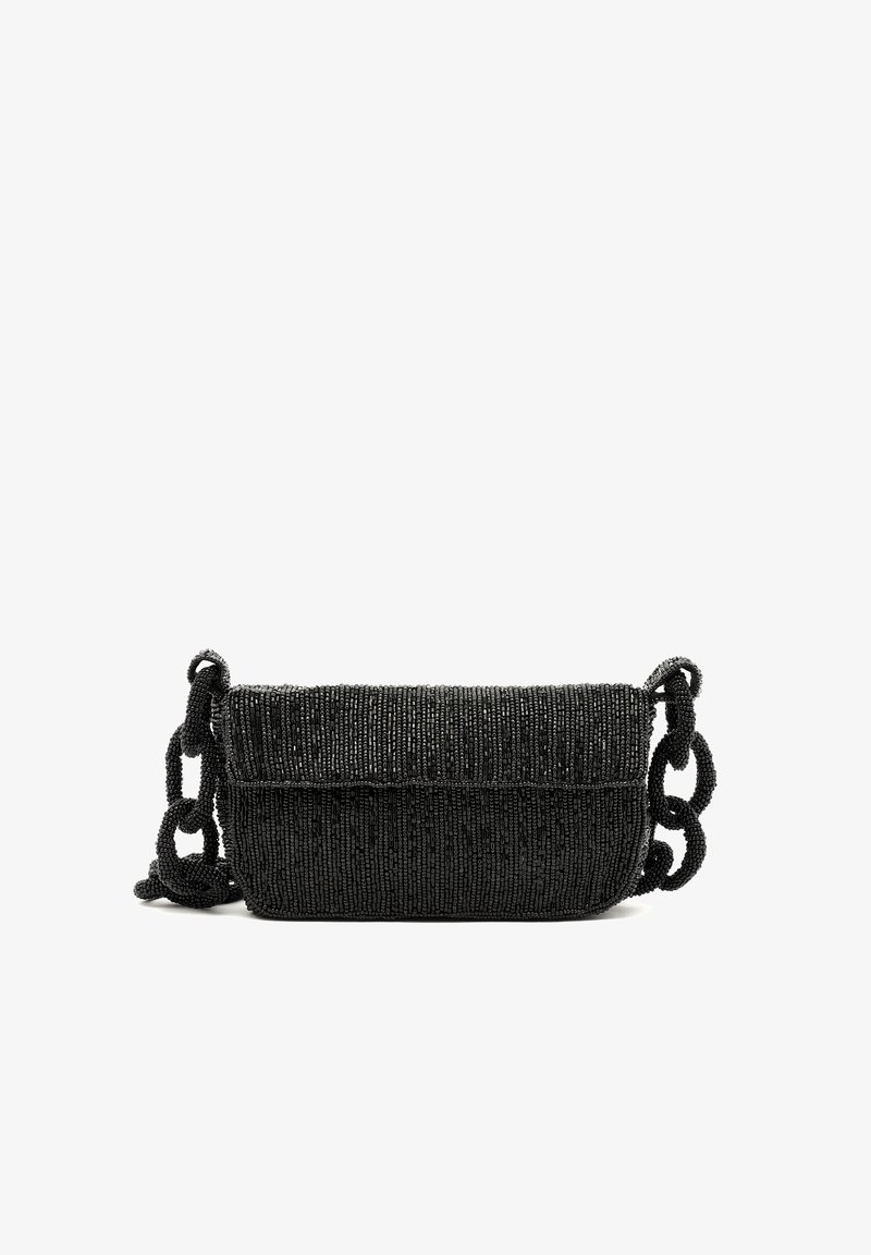 Svart pärlhandväska med en strukturerad yta, utrustad med en vävd kedjesnodd och en rektangulär form. Stängning är en lockdesign.