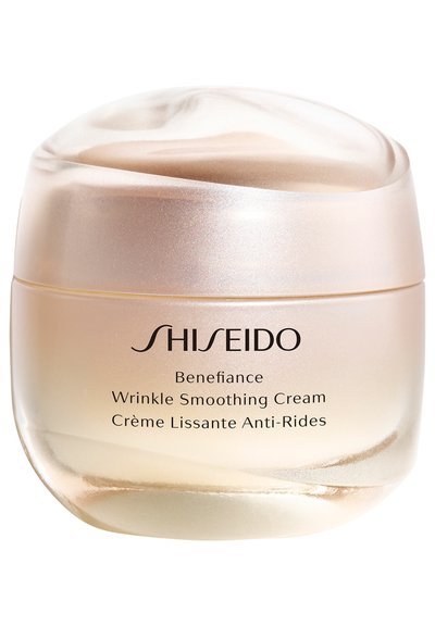 Crema suavizante para arrugas Shiseido Benefiance en un tarro dorado translúcido con una tapa suave y redondeada, presenta texto en relieve y un acabado brillante.