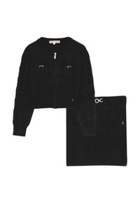 Cardigan cropped nero in maglia con zip, due tasche sul petto e design a trecce. Gonna coordinata in maglia a trecce con vita texturizzata.