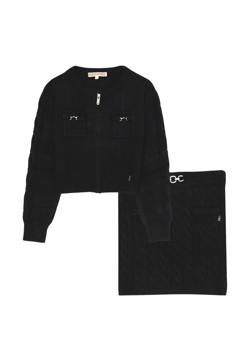 Cardigan cropped nero in maglia con zip, due tasche sul petto e design a trecce. Gonna coordinata in maglia a trecce con vita texturizzata.