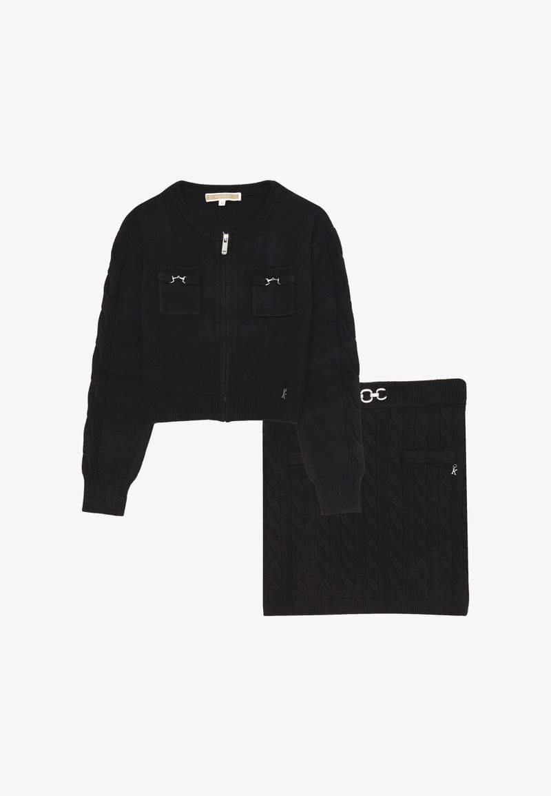 Cardigan cropped nero in maglia con zip, due tasche sul petto e design a trecce. Gonna coordinata in maglia a trecce con vita texturizzata.