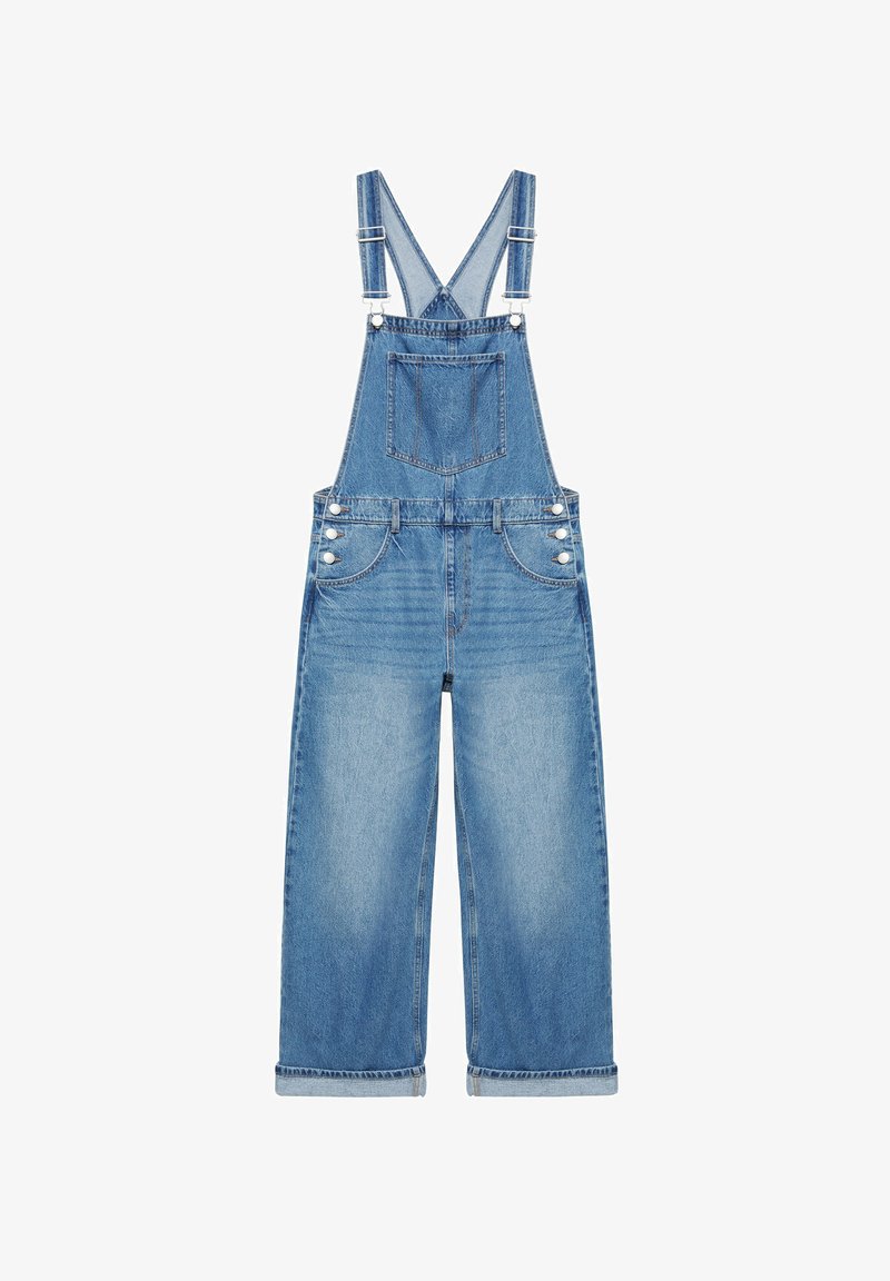 Salopette en denim bleu avec bretelles réglables, poche poitrine avant, boutons latéraux et jambes larges retroussées.