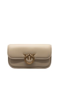 Clutch in pelle beige con una patta curvata, decorata con una fibbia circolare in tono oro che presenta due motivi di uccelli. Design liscio e strutturato.