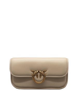 Clutch in pelle beige con una patta curvata, decorata con una fibbia circolare in tono oro che presenta due motivi di uccelli. Design liscio e strutturato.