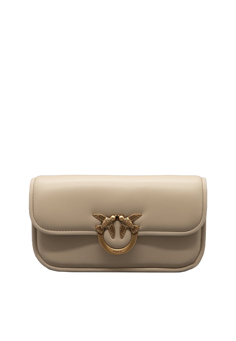 Clutch in pelle beige con una patta curvata, decorata con una fibbia circolare in tono oro che presenta due motivi di uccelli. Design liscio e strutturato.