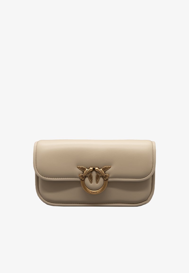 Clutch in pelle beige con una patta curvata, decorata con una fibbia circolare in tono oro che presenta due motivi di uccelli. Design liscio e strutturato.