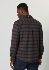 Bruine en marineblauwe gestreepte shirt, lange mouwen, met knoopsluiting, gemaakt van gestructureerde stof met een recht model en een rugplooi.