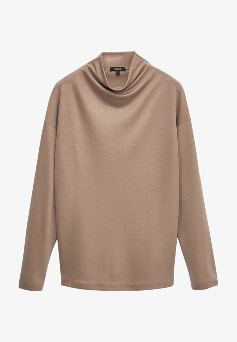 Pull beige à manches longues avec un col roulé ample et une coupe décontractée, présenté sur fond blanc.