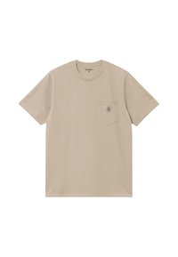 Camiseta de algodón beige con mangas cortas, cuello redondo y un bolsillo en el pecho izquierdo con un parche de logo. Textura suave y corte estándar.