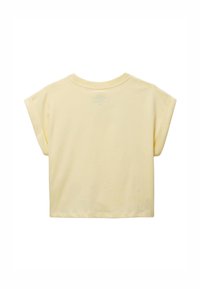 T-shirt cropped à manches courtes jaune en coton. Présente une coupe décontractée avec des manches roulées et un design minimaliste au dos.