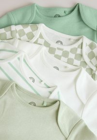 Pet pelenačka bodija u nijansama zelene i bijele boje sličnih uzoraka: jednobojnih, karo i prugastih, složenih tako da se preklapaju na ravnoj površini.