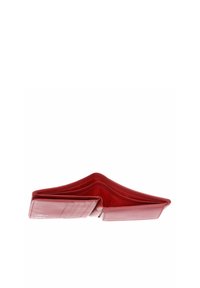 Portefeuille bifold en cuir rouge ouvert, montrant plusieurs emplacements pour cartes et une poche à pièces, isolé sur fond blanc.
