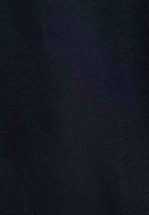 Marinfärgad tyg med en slät textur och fin väv, med en rak söm längs en kant.