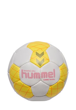 Hvid og gul træningsbold med hexagonale paneler, prydet med et gittermønster, sort chevrondesign og lyserød logo tekst.