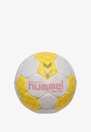 Vit och gul träningsboll med hexagonala paneler, med ett rutmönster, svart chevron-design och rosa logotyptext.