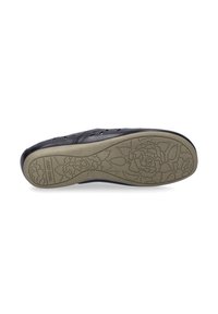 Chaussure en cuir noir avec un dessus perforé pour une ventilation optimale. Présente une semelle en caoutchouc texturé avec un motif floral. Surface lisse et design à bout rond.