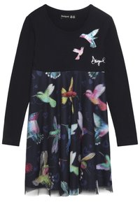 Czarna sukienka z długim rękawem z kolorowymi nadrukami kolibrów na spódnicy i klatce piersiowej, z haftowaną nazwą marki po prawej górnej stronie.