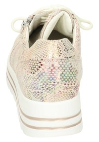 Tenisky s texturovaným, iridescenčním hadím potiskem v pastelových barvách, bílé podrážky se dvěma kontrastními pruhy a elastickými tkaničkami.