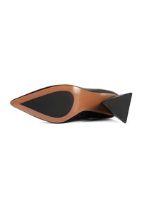 Chaussure à talon haut noire à bout pointu avec semelle marron et talon distinctif géométrique en forme de triangle texturé.