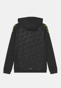 Felpa nera con cappuccio e retro testurizzato caratterizzato da un motivo ripetuto "MESSI". Strisce verdi di accentuazione sulle spalle. Tessuto morbido, vestibilità regolare.