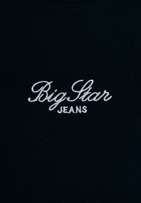 Juodas audinio marškinėliai su balta kursyvine siuvinėta "Big Star" ir "JEANS" užrašu, esantys centre. Lygus paviršius, reguliaraus kirpimo.